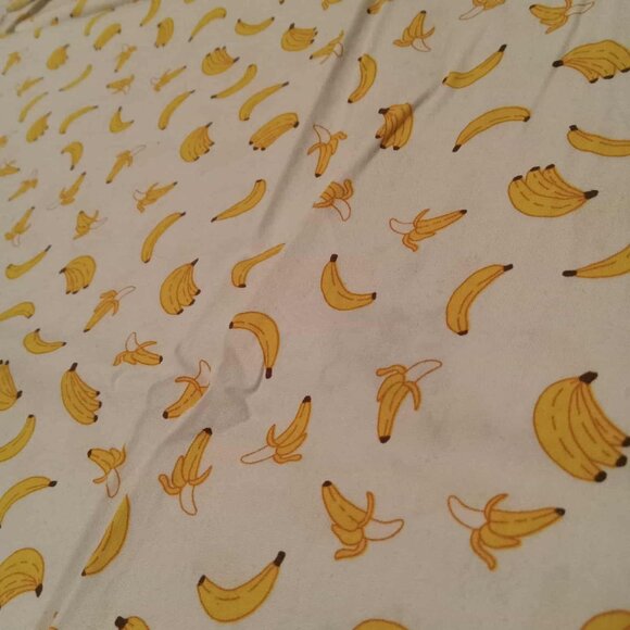 Cotton fabric with banana pattern on white background - Picture 2 of 3